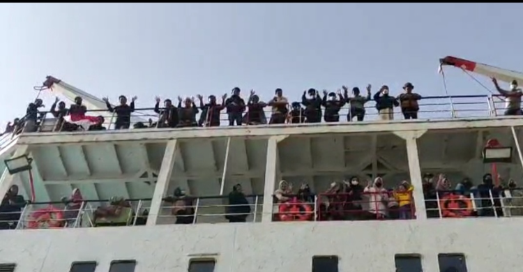 Meski Dilanda Perang Kapal yang membawa ratusan WNI yang dievakuasi dari Sudan, tiba di Pelabuhan Militer King Faisal, Jeddah, Arab Saudi, Rabu, 26 April 2023. Foto : Ist