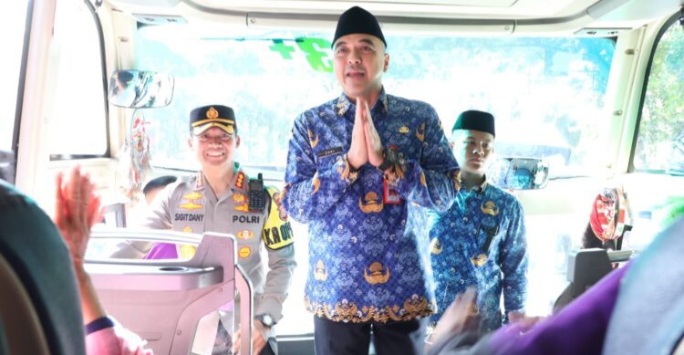 Mudik Gratis Pemkab Tangerang Bupati Tangerang Zaki Iskandar saat melepas pemudik asal Kabupaten Tangerang dengan menggunakan 28 Bus. Foto : Ist