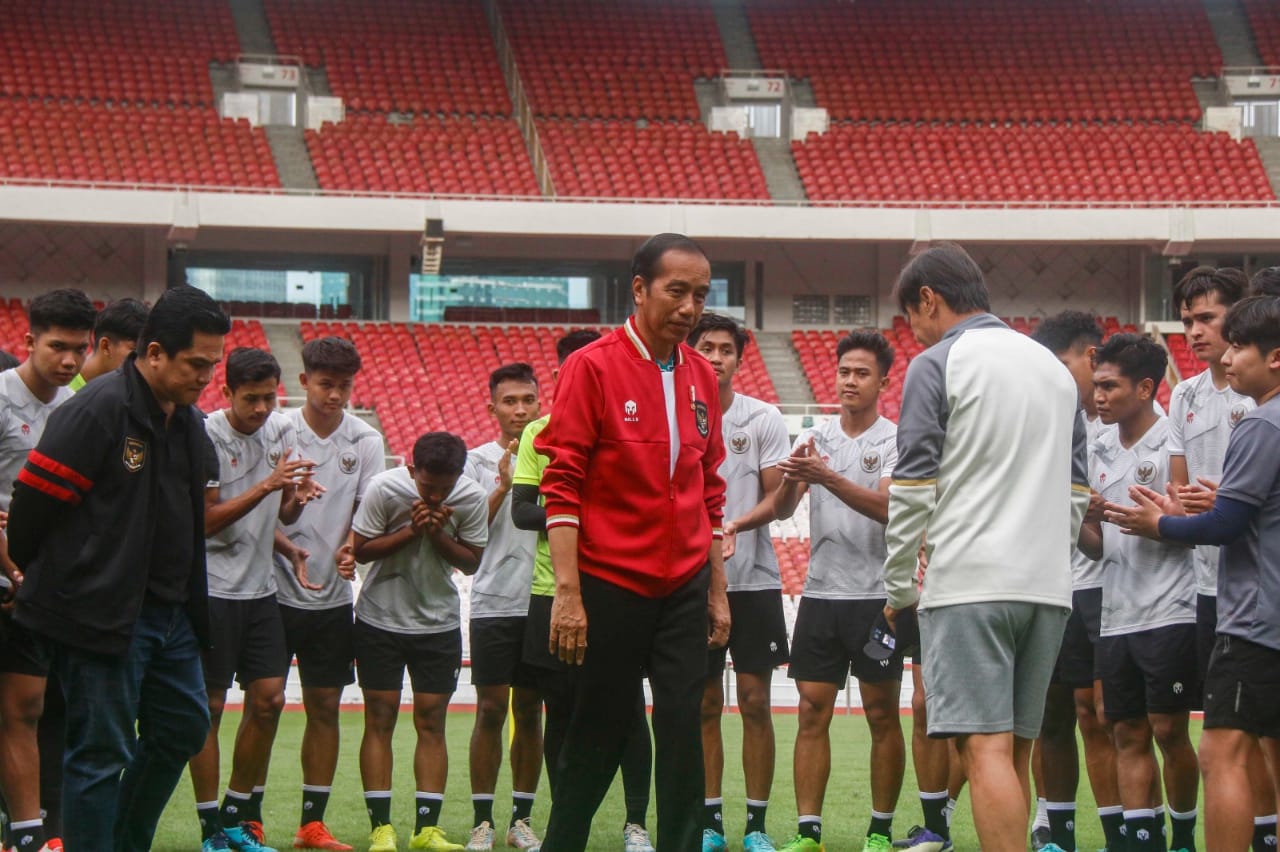 Ketua PSSI Erick Thohir ikut mendampingi Presiden Jokowi saat meninjau skuad Garuda Muda di GBK   foto : Setpres