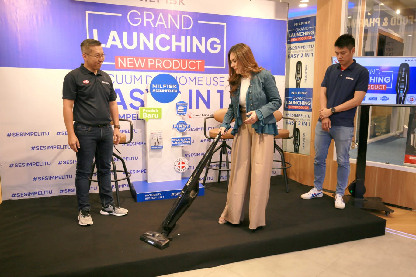 Wulan Guritno bersihkan lantai.(Foto: dok/PT Kawan Lama Sejahtera).