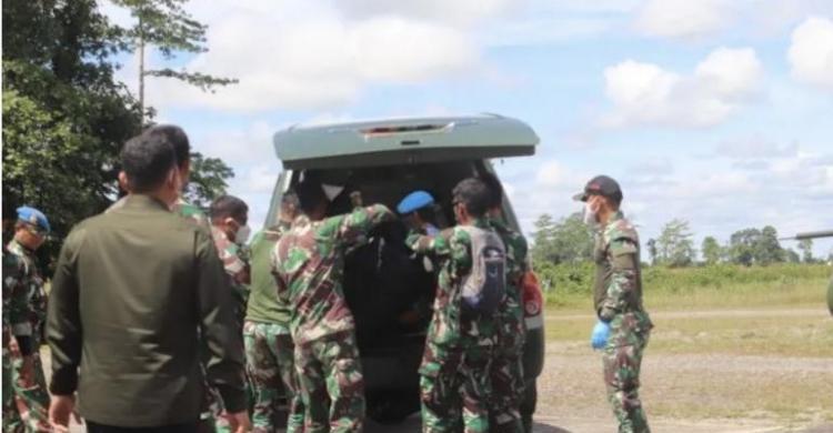 Panglima TNI Berduka Cita Atas Gugurnya Pratu F, Prajurit Kelima Korban KKB Di Nduga Jenazah Pratu F dievakuasi dari jurang saat pembebasan pilot Susi Air di Papua. Foto : Ist