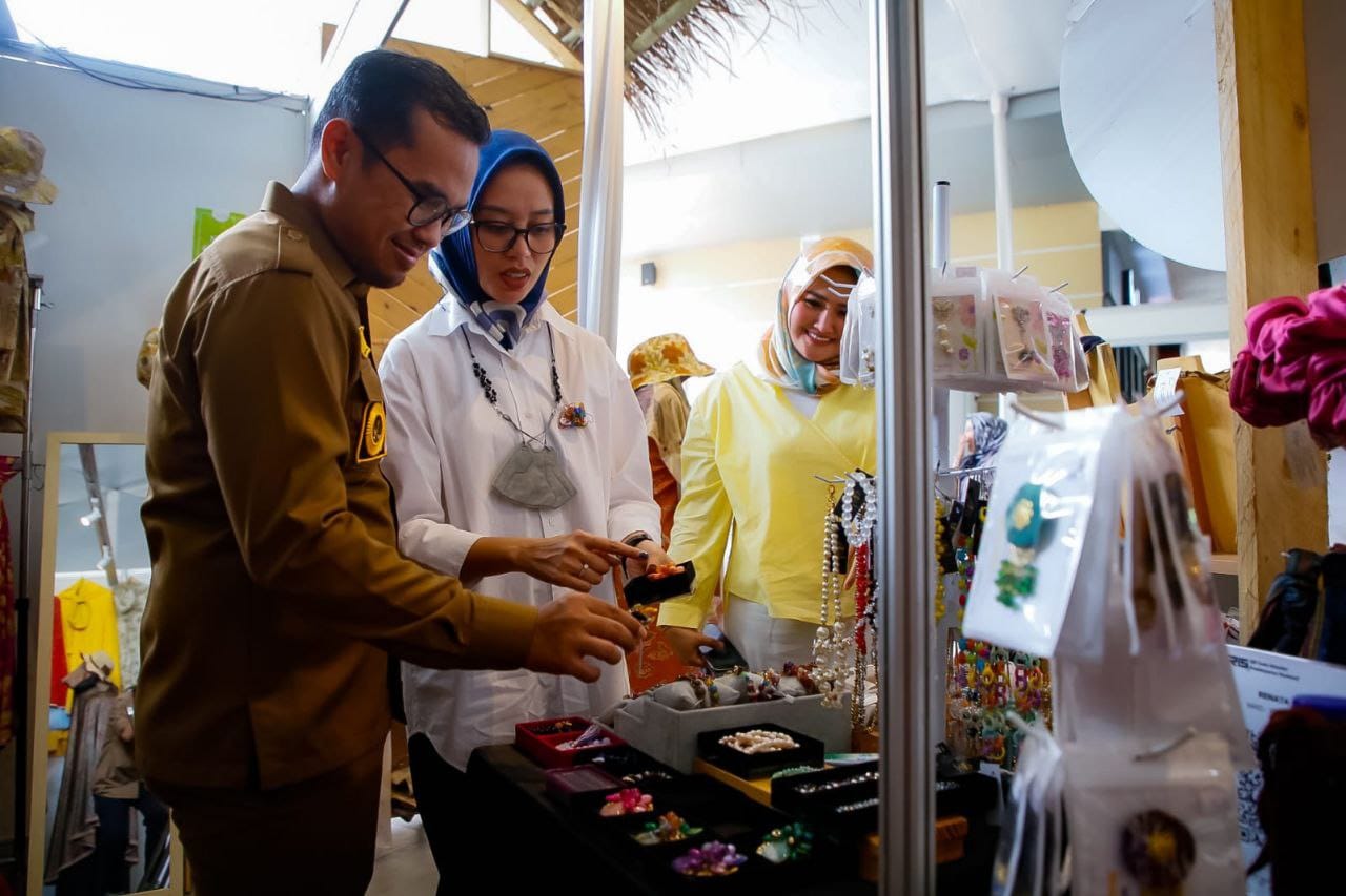 Paviliun Dekranasda Kecamatan Setu, Pamerkan Beragam Produk Kerajinan Kualitas Nomor Wahid Wakil Wali Kota Tangsel, Pilar Saga Ichsan dan Ketua Dekranasda Kota Tangsel, Rr Truetami Ajeng dapat menengok produk kerajinan di Paviliun Dekranasda Kecamatan Setu (foto : ist)
