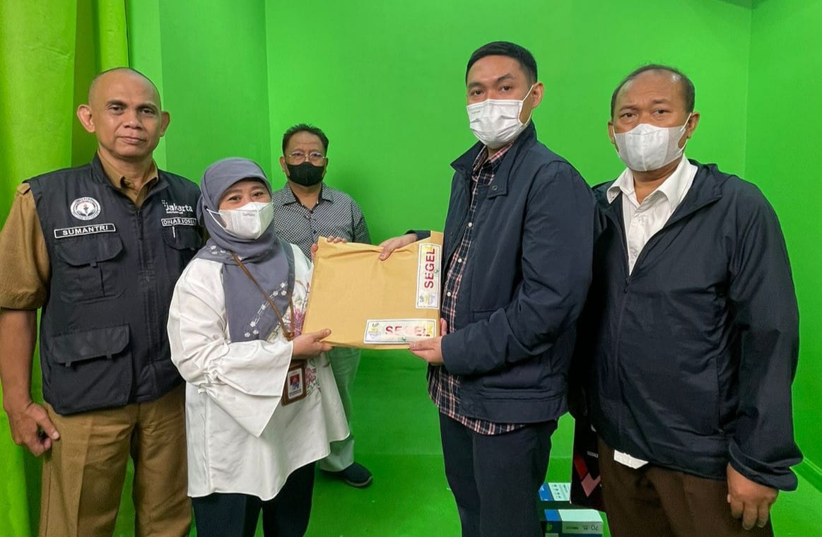 Pemenang Taro Wonderhunt Diumumkan, Anda Salah Satunya? Capt : nampak perwakilan dari kemensos RI, Dinsos DKI bersama perwakilan dari PT FKS saat menyerahkan dokumen pemenang undian Taro Wonderhunt. Foto: Ist