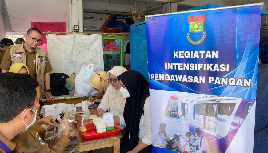 Petugas Pemerintah Kabupaten (Pemkab) Tangerang tampak melakukan pengawasan dengan kegiatan intensifikasi pengawasan pangan, kususnya pada jajanan.