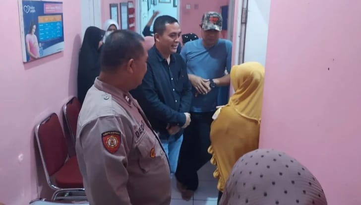 Penemuan Bayi Dalam Kardus Gegerkan Warga Panongan Bayi dalam kardus kini dibawa ke rumah bidan desa foto : Ist