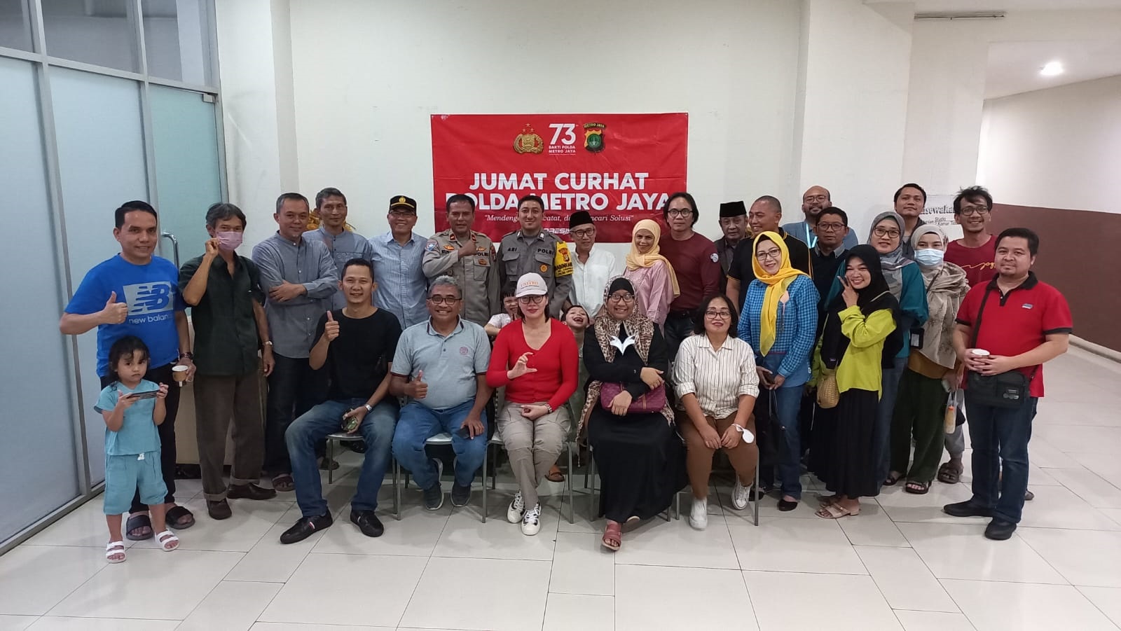 Penghuni Apartemen City Light, Cempaka Putih, Ciputat Timur mengikuti program Polsek Ciputat Timur, Jumat Curhat sekaligus buka bersama. (din)