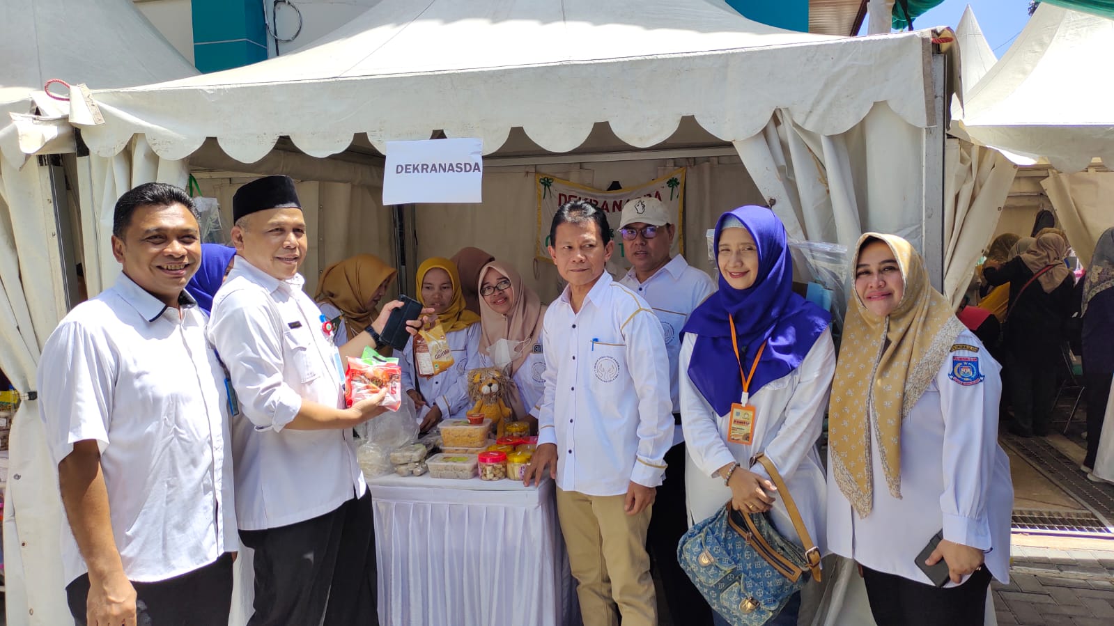 Pengunjung Bazar Ramadan Di Pondok Aren & Ciputat Timur Membludak Camat Pondok Aren, Hendra memantau bazar Ramadan. (irm/din)