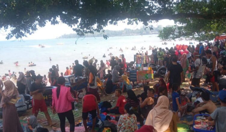 Pengunjung Padati Pantai Bagedur-Sawarna Saat Libur Lebaran Wisatawan memadati Pantai Sawarna. Foto : Ist