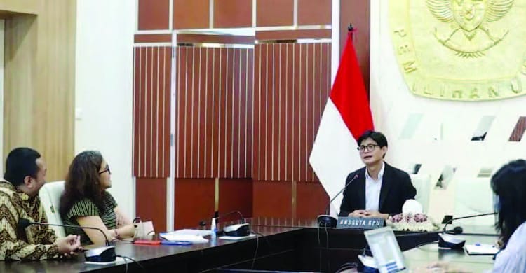 Perlunya Peraturan Teknis Dan Spesifik Anggota Komisi Pemilihan Umum (KPU) August Mellaz (tengah) menerima audiensi rombongan dari The Indonesian Institute dalam rangka penyampaian hasil penelitian kampanye di media sosial, di Kantor KPU. (Ist)