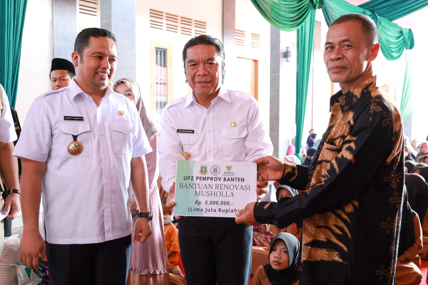 Pj Gubernur Banten Al Muktabar (tengah) dan Walikota Tangerang Arief Wismansya (kiri) saat berada di Panti Asuhan Putra Asih, Kota Tangerang, Rabu (12/4)   foto : Humas Pemprov