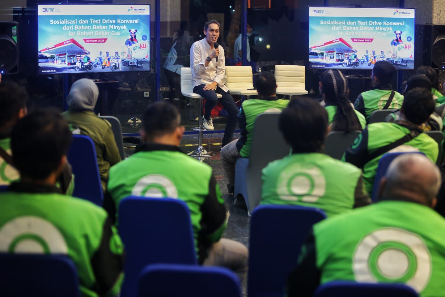 PGN Gandeng Mitra Ojek Online Sukseskan Pilot Project Konversi BBG Sepeda Motor Nampak para driver ojol saat mendengarkan sosialisasi konversi Bahan bakar gas untuk sepeda motor. (Ist)
