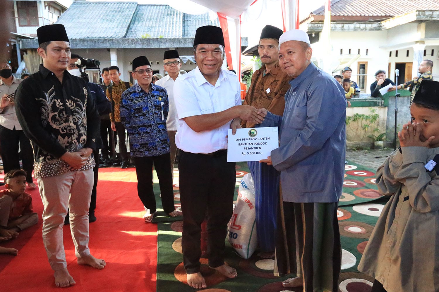 Pj Gubernur Banten Al Muktabar Salurkan Bantuan ke Masyarakat Pandeglang (Foto : Humas Pemprov)