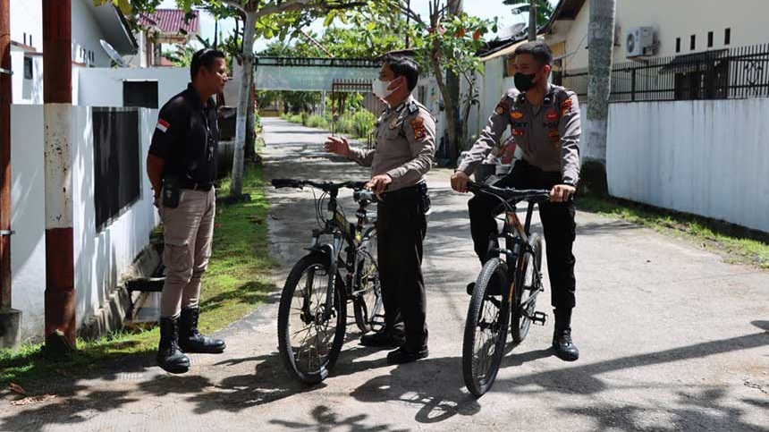 Ilustrasi Polisi melakukan patroli memantau rumah yang ditinggal penghuni mudik. Foto : Ist