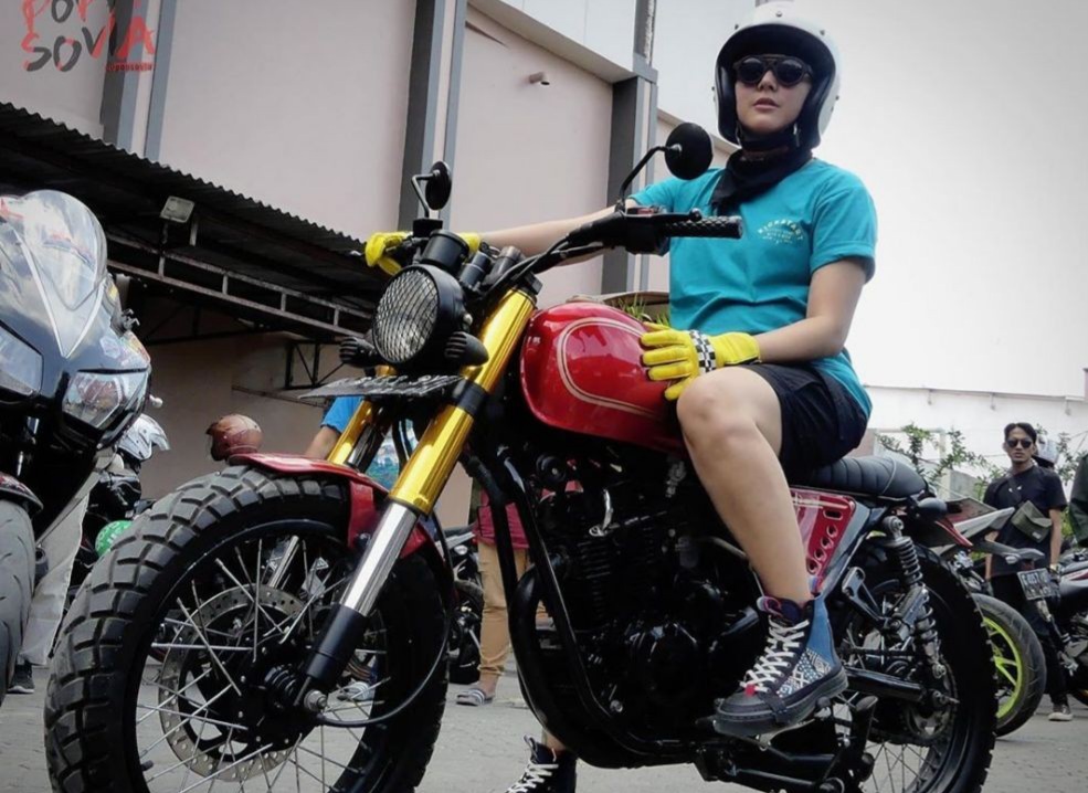 Poppy Sovia, Rayakan Hari Kartini Motoran Bareng Artis foto : Ist