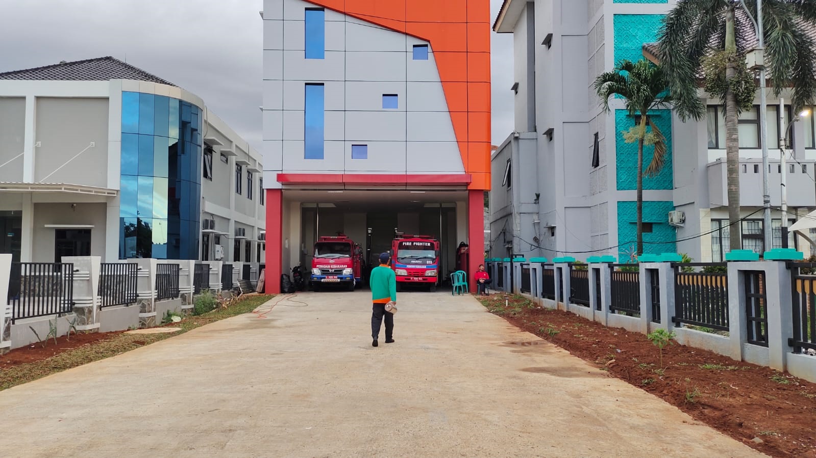 Posko Damkar Dan BPBD Telah Ditempati Gedung baru yang di resmikan beberapa waktu lalu oleh Walikota Tangsel Benyamin Davnie, kini telah beroperasi untuk Damkar dan BPBD. (din)