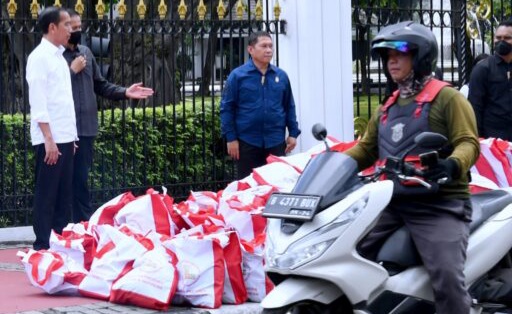 Presiden Keliling Bagi Sembako, Rakyat Senang Presiden Jokowi saat bagi-bagi bansos di deppan Istana Negara. Foto : Setpres