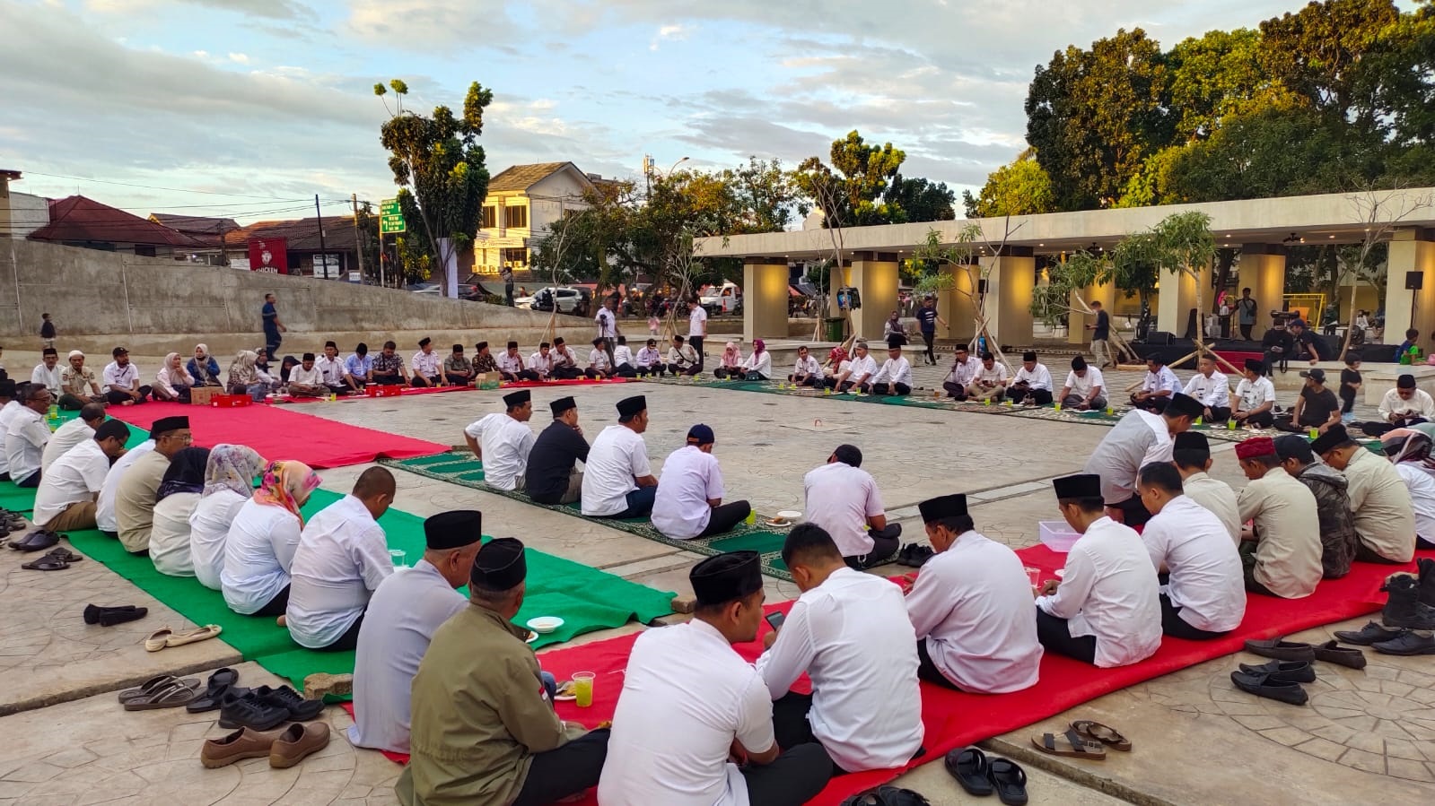 Prisma & Historia Tangsel Syiar Ramadan, Hingga Camat Pamulang Berbagai Takjil Persatuan Remaja Islam masjid Al Mujahidin Pamulang (Prisma) bersama Historia Tangsel mengadakan One Day Qur’an serta Syair Ramadan berlangsung di Alun-Alun Pamulang. (din)