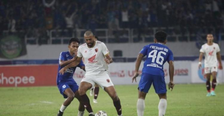 Pemain PSM Makassar, Everton Nascimento (kaos putih) pada laga kontra PSIS Semarang di Stadion Jatidiri, Semarang. (Ist)