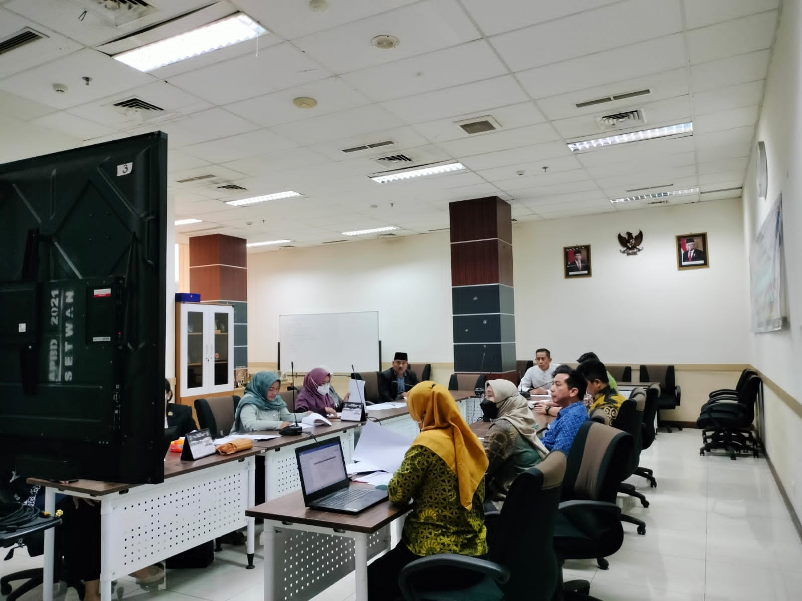 Suasana rapat Pansus Raperda Perlindungan dan Pengelolaan Lingkungan Hidup bersama dengan Dinas Lingkungan Hidup (DLH) Kota Tangsel di DPRD Kota Tangsel. (Idral Mhadi/Tangselpos)