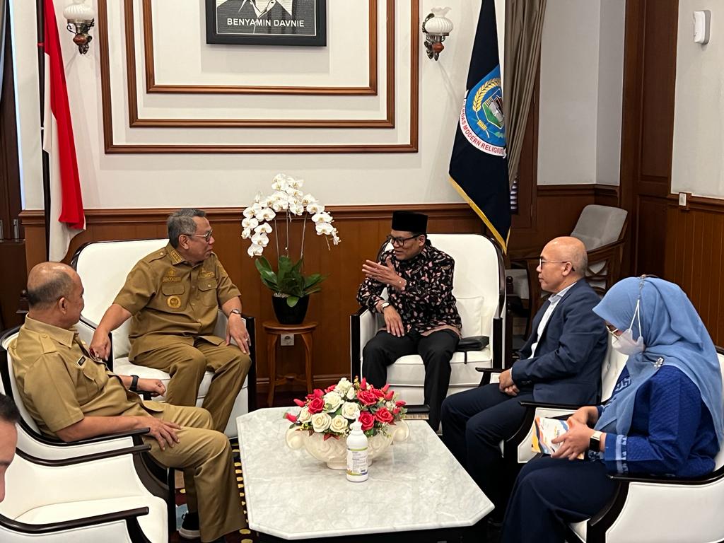 Rektor UIN Jakarta: Kami Butuh Underpass & JPO Rektor UIN Jakarta, Prof. Asep Saepudin Jahar melakukan kunjungan ke Walikota Tangsel, Benyamin Davnie, di kantornya di Meruga, Kecamatan Ciputat, Rabu (11/4). (dra)