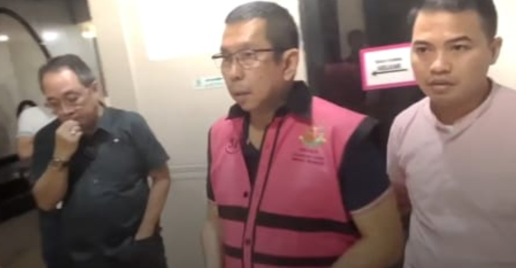 Rugikan Negara 2,5 T, Kejagung Tetapkan Dirut Waskita Karya Tersangka Korupsi Dirut Waskita Karya Destiawan Soewardjono digiring ke tahanan Kejagung. Foto ; Ist