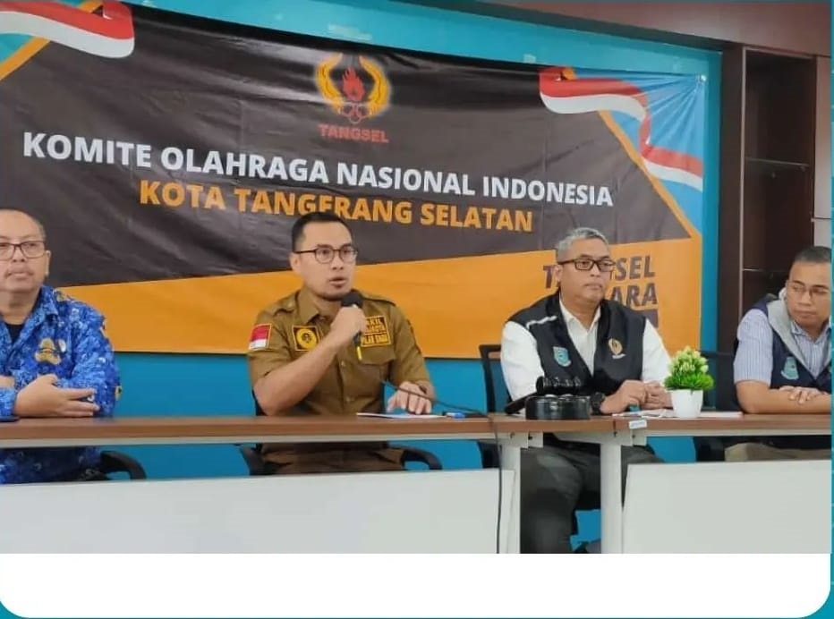 Sabar Dulu! Bonus Porprov Bakal Cair Akhir Tahun Ini Wakil Wali Kota Tangsel, Pilar Saga Ichsan (dua dari kiri) didampingi Sekretaris Dispora Kota Tangsel, Nasrul Fuad (ujung kiri) dan Ketua Umum KONI Tangsel. (din)