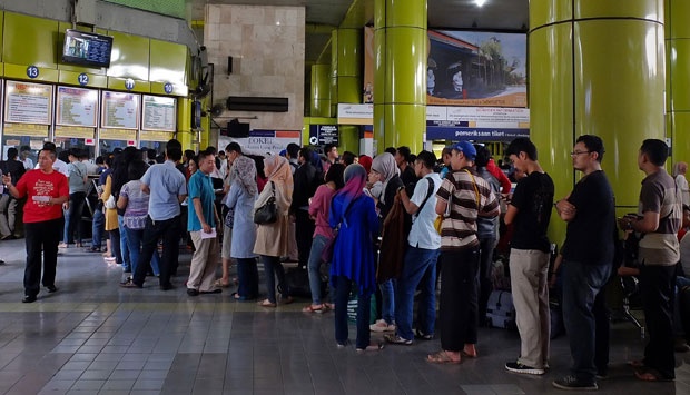 Sambut Pemudik 2023, KAI Siapkan 6,9 Juta Kursi Suasana antrian tiket di Stasiun Gambir. (Ist)