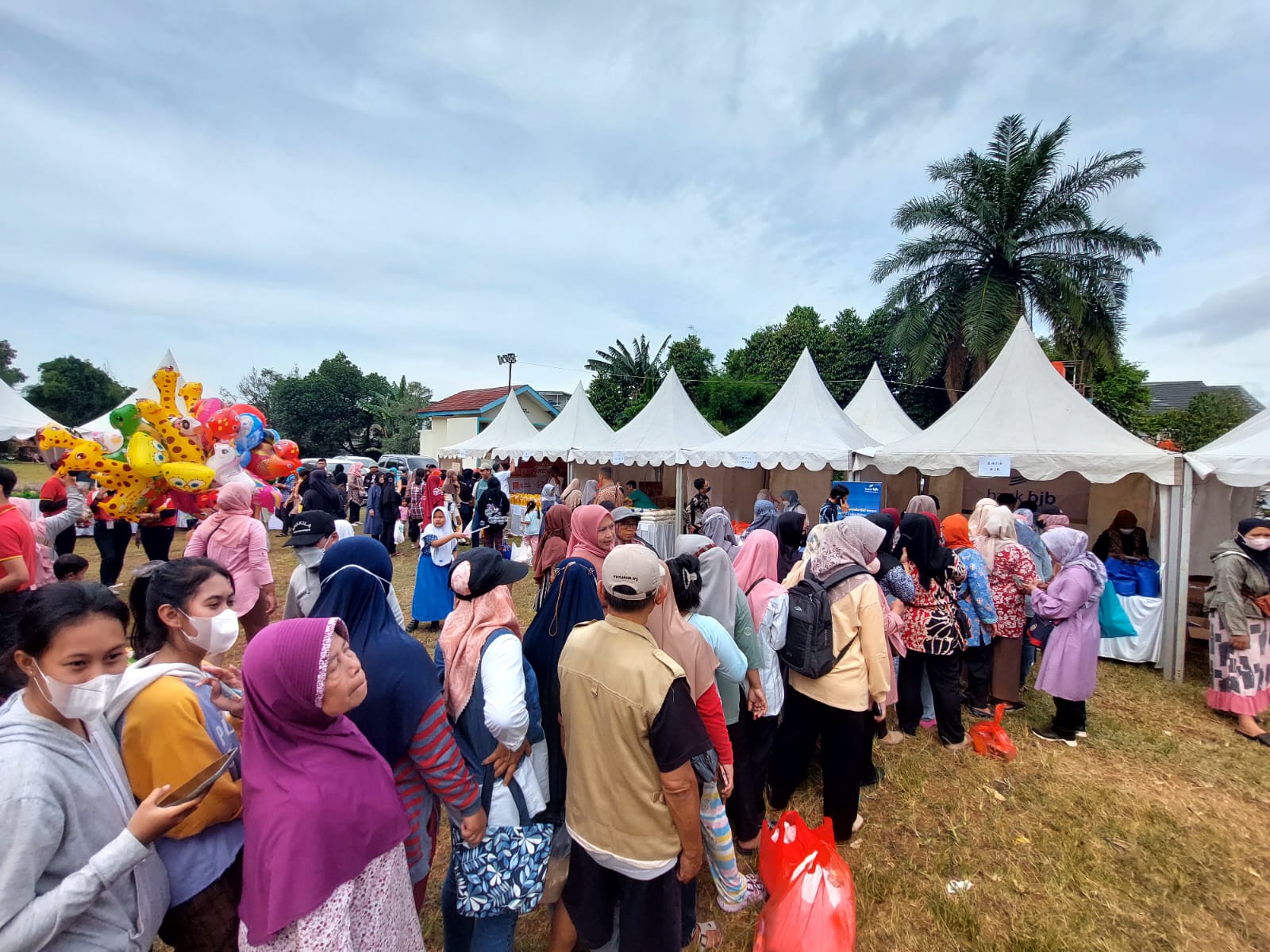 Warga antusias menyerbu bazar yang diadakan Pemkot Tangel. Foto : RMN