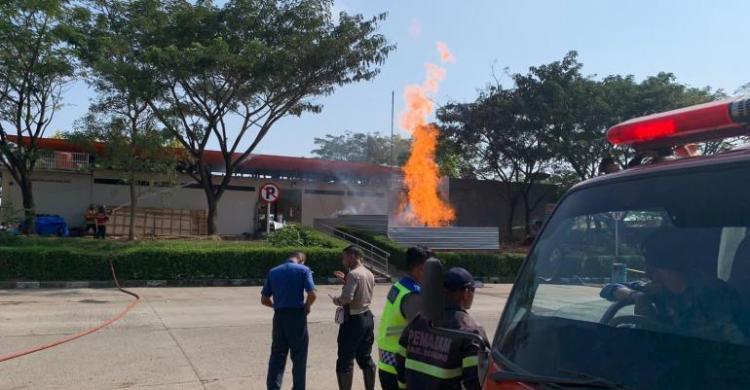 Semburan api terlihat di Rest Area 86 B Tol Cipali.  Foto : Ist