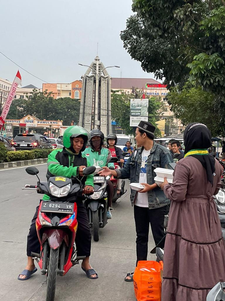 SEMMI Kota Tangsel melakukan kegiatan berbagi Ramadan jelang berbuka puasa.