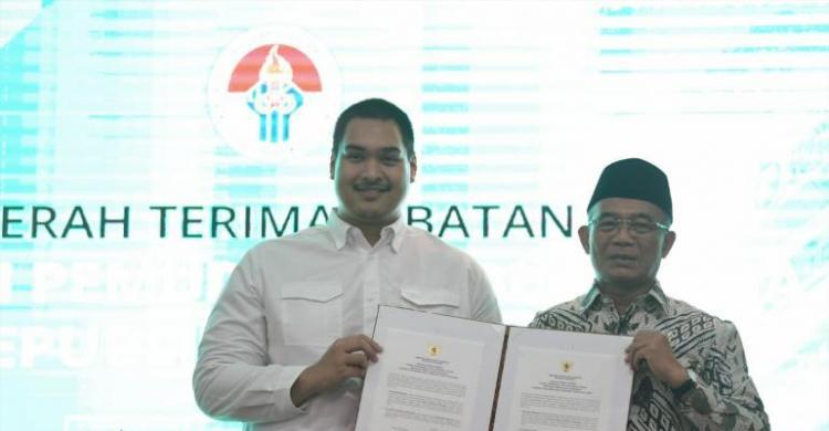 Sertijab Menpora, Dito Mau Buktikan Anak Muda Bisa Memimpin Sertijab Menpora dari Muhadjir Effendy (kanan) kepada Dito Aritedjo (kiri) foto : Ist