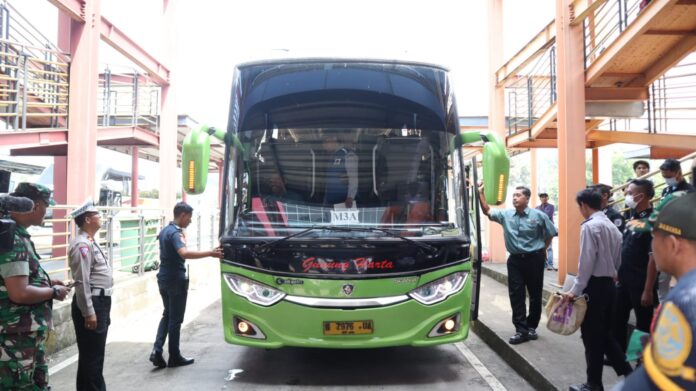 Sopir Bus Angkutan Mudik Dites Urine & Cek Kesehatan Mendekati arus mudik 2023, Satuan Lalulintas (Sat Lantas) Polres Tangerang Selatan melaksanakan pendampingan Ram Checkâkendaraan di terminal bus Pondok Cabe Pamulang, Sabtu (8/4). (dra)