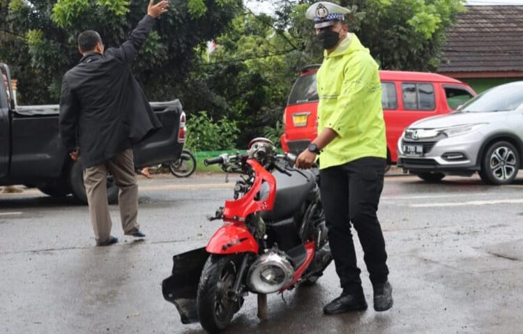 Sopir Truk Maut di Balaraja Jadi Tersangka Polisi mengamankan salah satu motor korban truk tangki. (Ist)