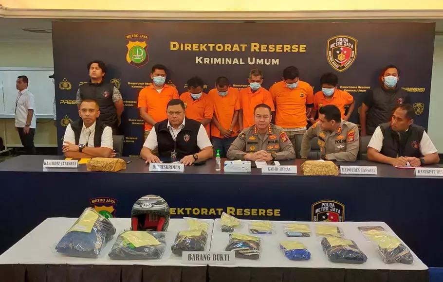Tangani Kasus Pengeroyokan Debt Collector Direktorat Rekskrim Polda Metro Jaya bersama Polres Tangsel menggelar jumpa pers terkait perkembangan kasus pengeroyokan terhadap debcollector.