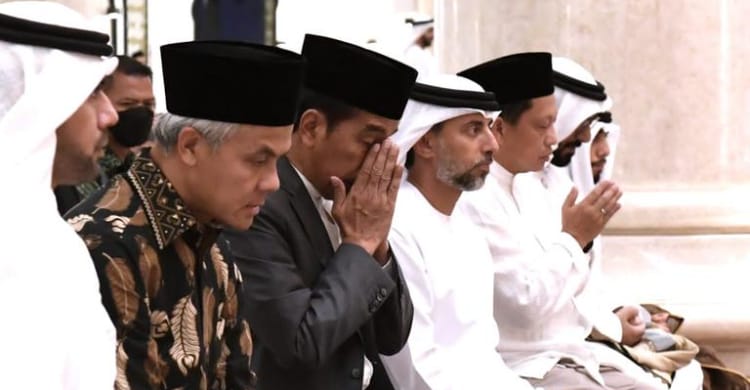 Taraweh Bareng, Jumatan Bareng, Blusukan Bareng Presiden Joko Widodo didampingi Gubernur Jawa Tengah Ganjar Pranowo melaksanakan salat taraweh di Masjid Syekh Al Zayed, Surakarta, Jawa Tengah. (Ist)