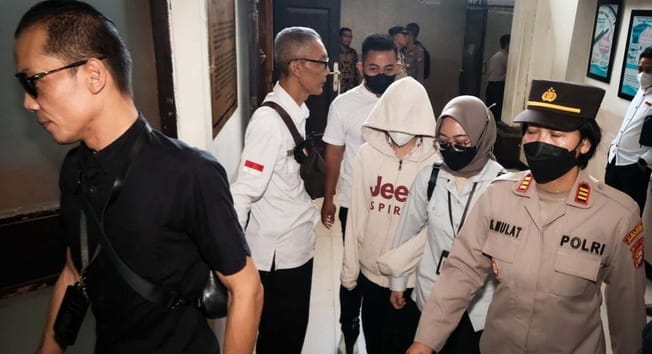 AG (jaket putih) saat tiba di PN Jakarta Selatan   foto : Ist