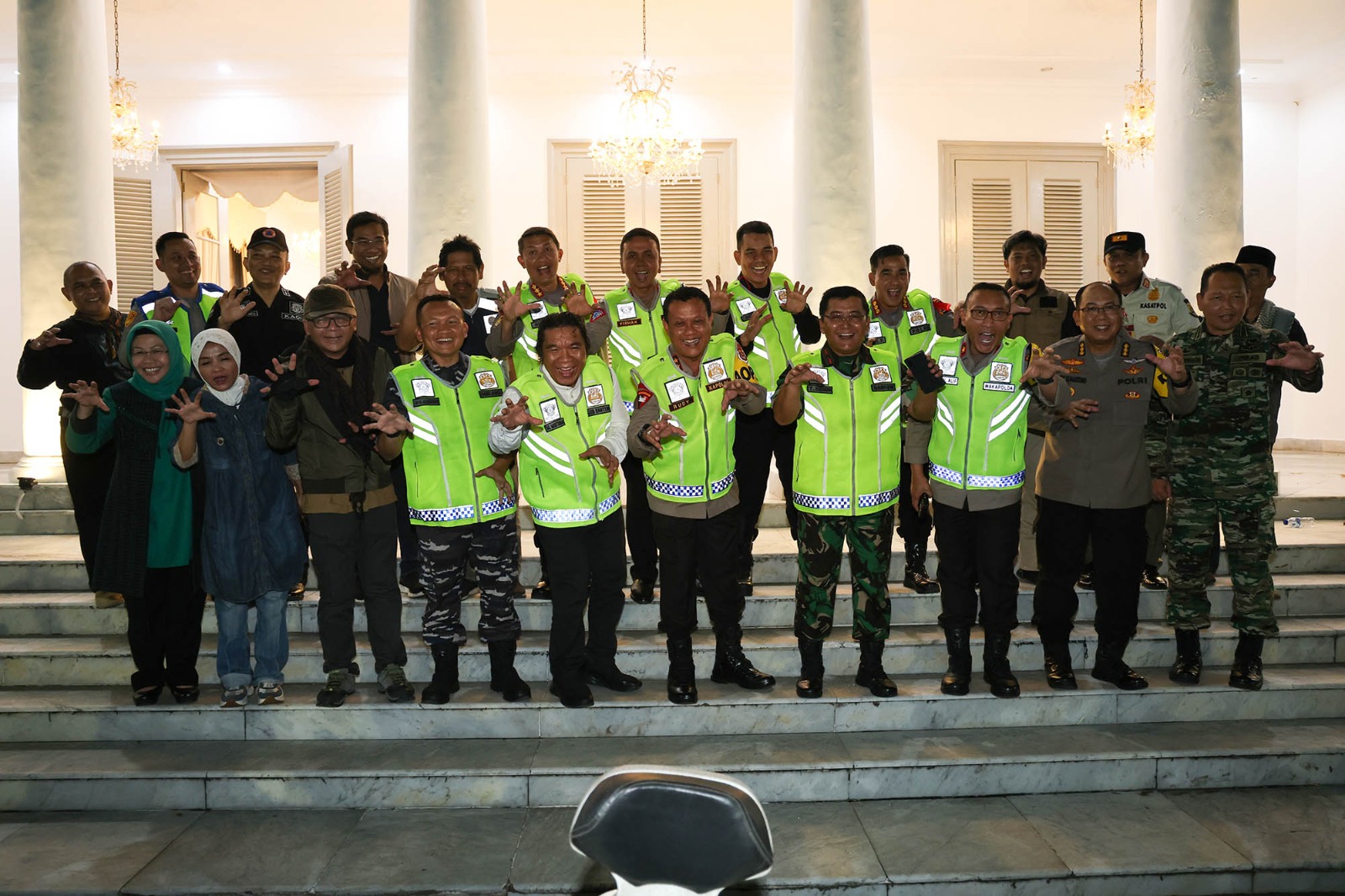 Tetap Siaga, Pj Gubernur Al Muktabar Bersama Forkopimda Provinsi Banten Tinjau Pos Pelayanan Mudik 2023* Foto : Humas Pemprov