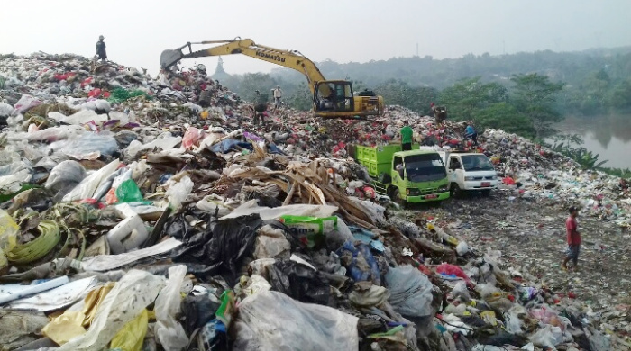 TPA Cipeucang Tampung Sampah Lebaran 133 Ton Total 132.940 kilogram sampah yang masuk ke TPA Cipeucang dihasilkan dari pasar dan rumah tangga pada lebaran tahun ini. (dra)