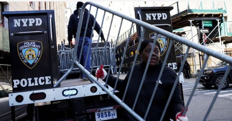 Trump Serahkan Diri, New York Siaga Penuh Polisi Kota Manhattan mempersiapkan barakade untuk pengamanan terkait persidangan mantan Presiden AS Donald Trump. (Ist)