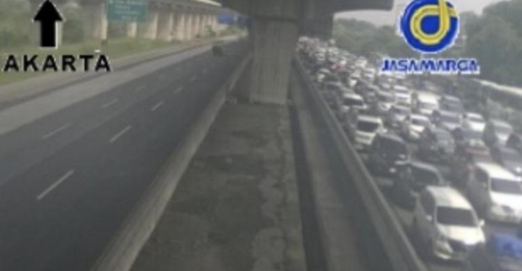 Volume Lalin Naik 8 Persen, One Way Diperpanjang Lagi, Sampai Tengah Malam Nanti Situasi arus lalu lintas di Ruas Tol Jakarta - Cikampek KM 36 pada Kamis (20/4) pukul 09.50 WIB menuju arah Cikampek terpantau padat. Sementara yang menuju Jakarta, ramai lancar. Foto : Istqq