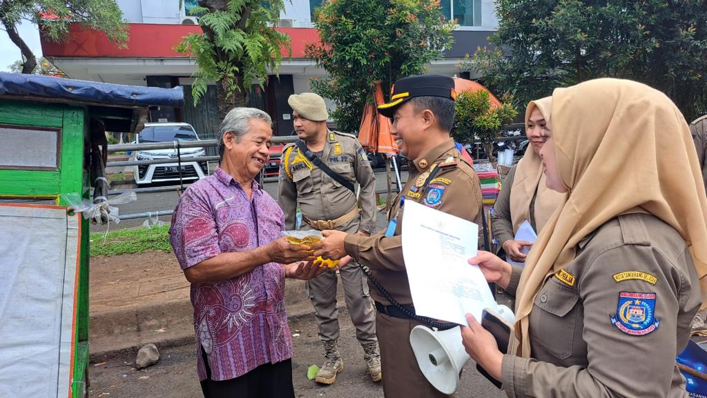 Satpol PP Kota Tangsel melakukan patroli ke sejumlah rumah makan dan warteg di wilayah Serpong. patroli tersebut dilakukan sesuai dengan Surat Edara Waliktoa terkait Ramadan. (Idral Mahdi/Tangselpos)