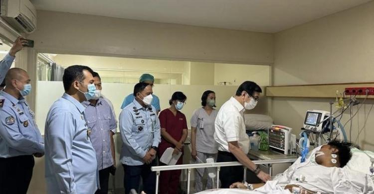 Menteri HAM Yasonna H Laoly menjenguk korban penusukan WNA Uzbekistan. (Ist)