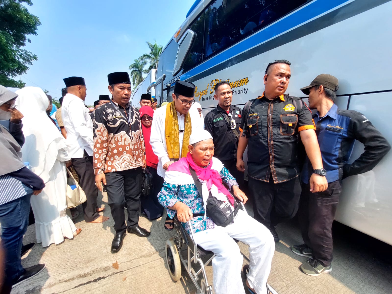 Wakil Wali Kota Tangsel Pilar Saga saat mengantarkan jamaah Haji menuju Bus. Foto : Ist