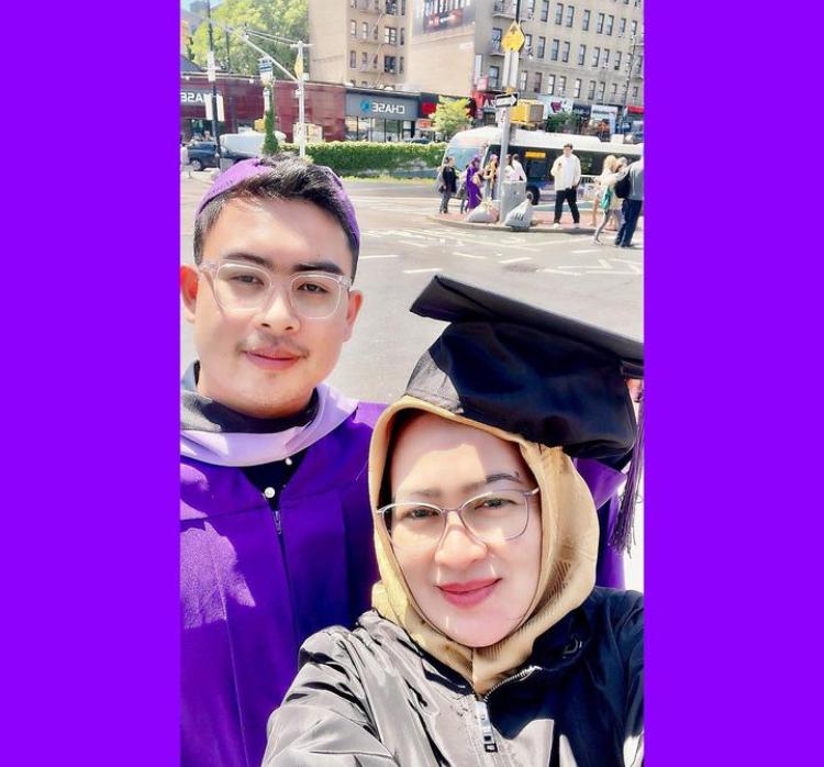 Airin Rachmi Diany bersama dengan putranya yakni Ghifari saat wisuda di NYU, Amerika, Kamis (18/5).  Foto : Ist