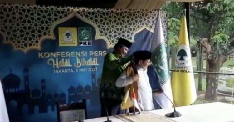 Airlangga Pakai Batik Hijau, Kenakan Rompi Kuning Ke Cak Imin Di Senayan, Ini Maknanya Foto : Ist