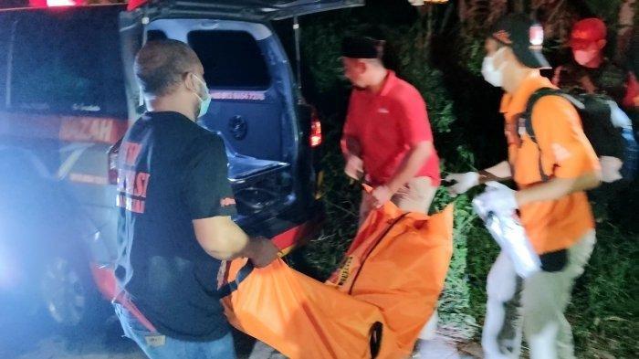 Alat Kelaminnya Hilang, Mayat Bugil di Depok Ternyata Pria Jazad korban sedang dievakuasi. Foto : Ist