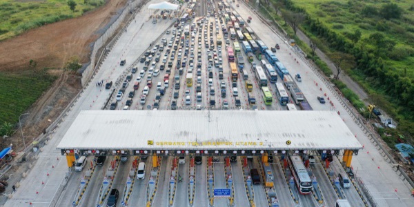 Antrian di pintu Tol Cikampek Utama. Foto : Ist