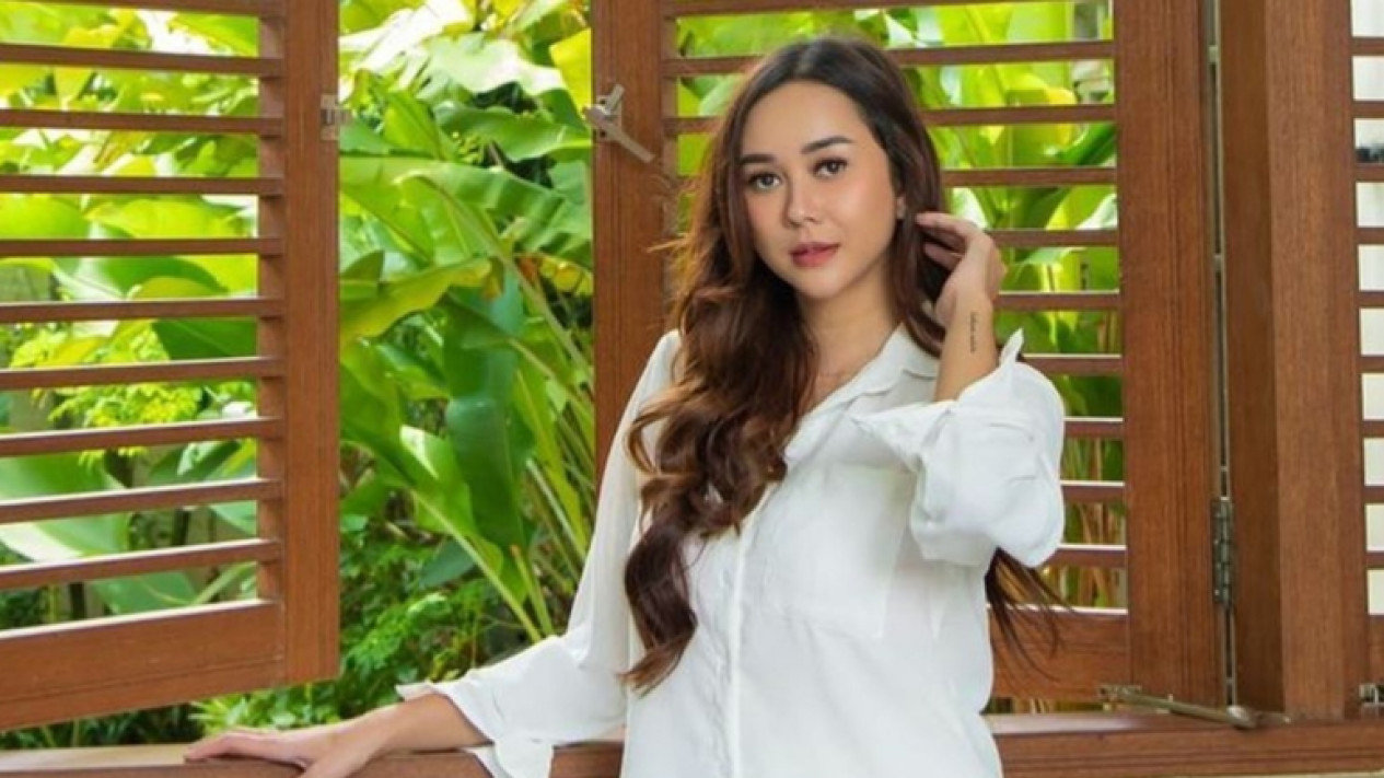 Aura Kasih, Gugup Disentuh Pria Foto ; Ist
