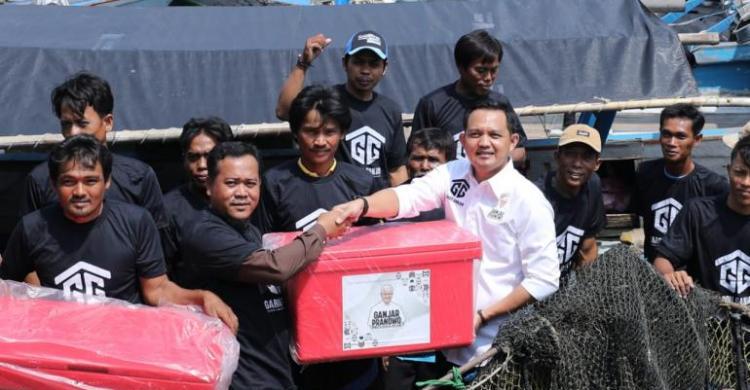 Sukarelawan Gardu Ganjar Banten memberikan bantuan berupa puluhan boks ikan kepada kelompok Nelayan di Desa Karang Serang, Kecamatan Sukadiri, Kabupaten Tangerang, Banten. Foto: Ist