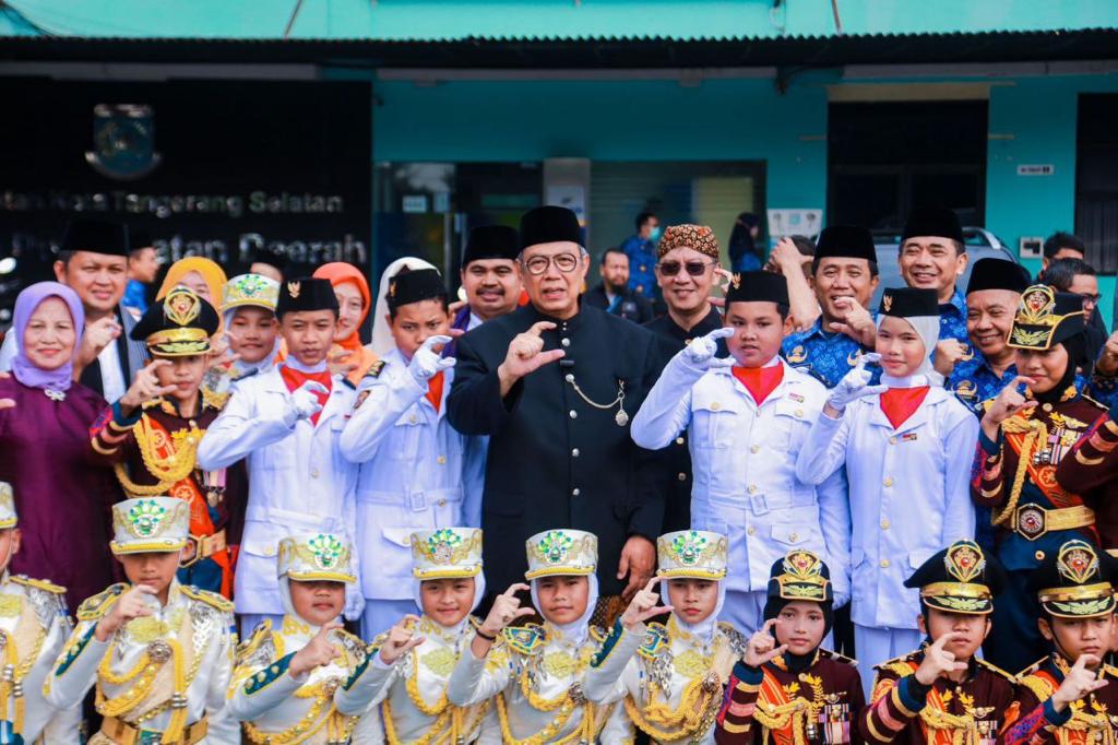 Benyamin: Guru Bebas Berinovasi Di Kelas Pemerintah Kota (Pemkot) Tangsel memperingati Hari Pendidikan Nasional 2023, dengan menggelar upacara di Lapangan Cilenggang, Serpong, Selasa (9/5). (dra)